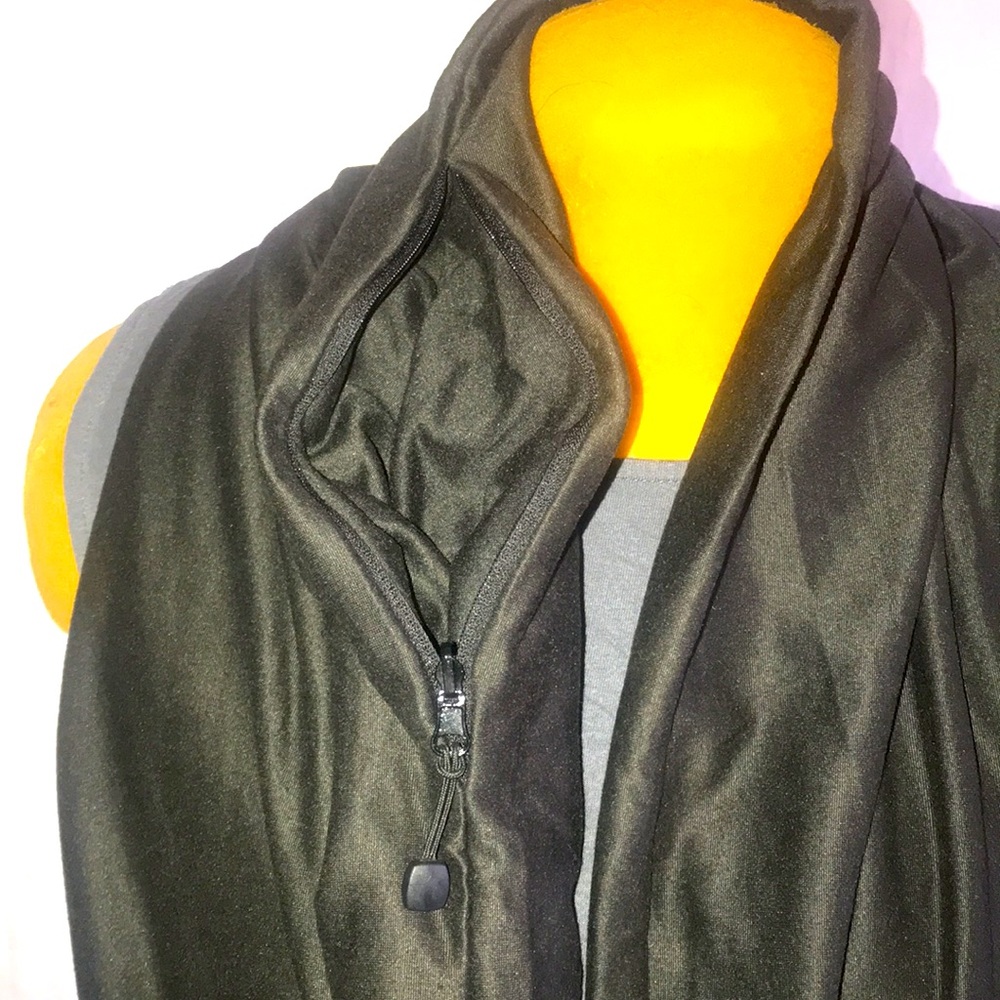 NWT Beyond Yoga Infinity Scarf With Zip Pocket Dark Gray - Picture 6 of 10